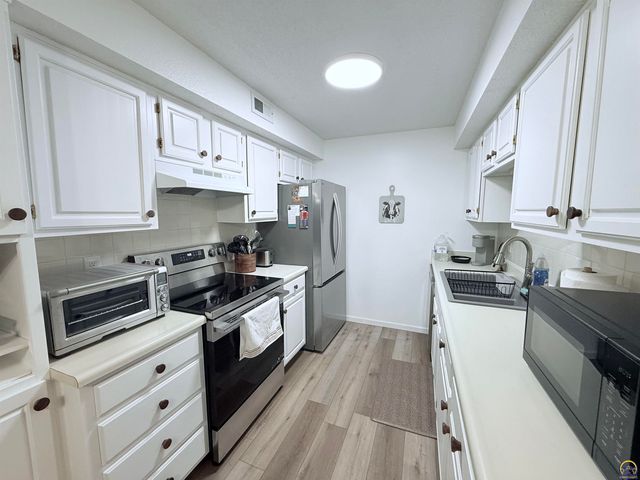 5609 SW Foxcroft Cir S Apt 108, Topeka, KS 66614