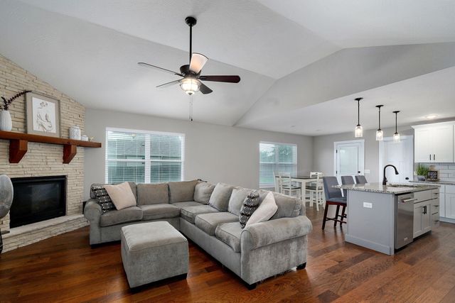 917 West Charlotte Street, Republic, MO 65738