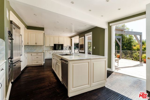 9430 Readcrest Drive, Beverly Hills, CA 90210