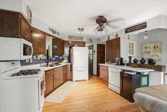 S85W30520 Stoneridge DRIVE, Mukwonago, WI 53149