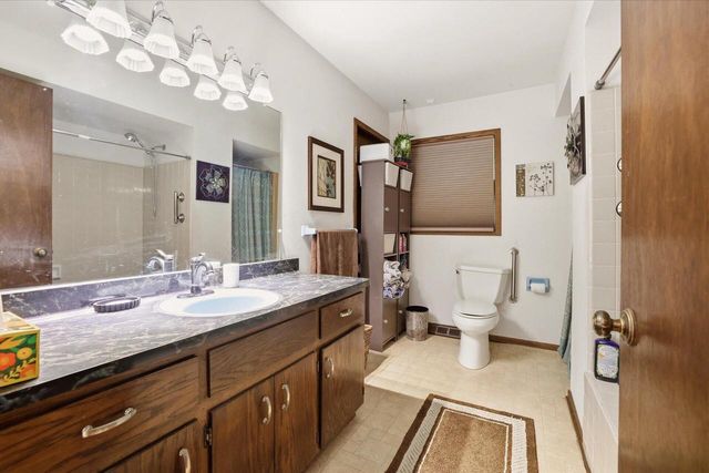 S85W30520 Stoneridge DRIVE, Mukwonago, WI 53149
