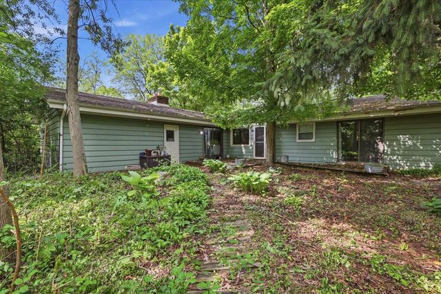 S85W30520 Stoneridge DRIVE, Mukwonago, WI 53149