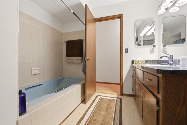 S85W30520 Stoneridge DRIVE, Mukwonago, WI 53149