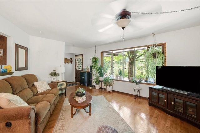 S85W30520 Stoneridge DRIVE, Mukwonago, WI 53149