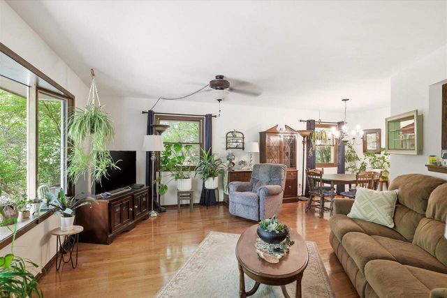 S85W30520 Stoneridge DRIVE, Mukwonago, WI 53149