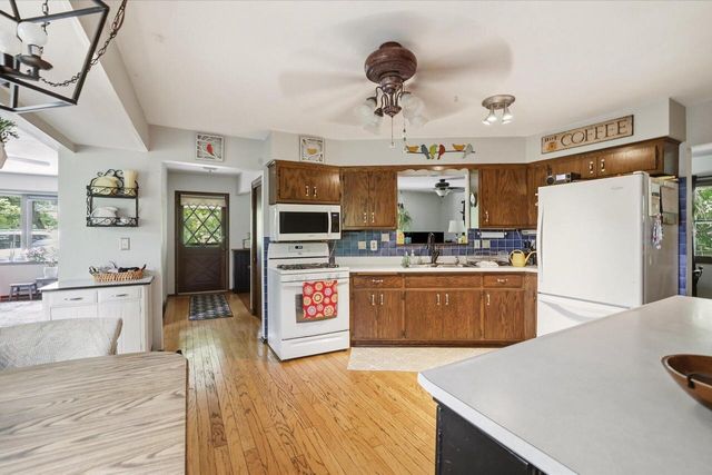 S85W30520 Stoneridge DRIVE, Mukwonago, WI 53149