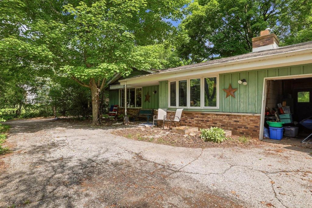S85W30520 Stoneridge DRIVE, Mukwonago, WI 53149