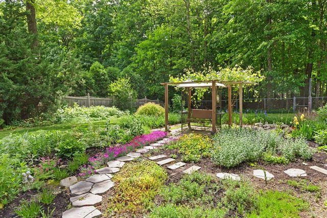 9 Arnold Rd, Framingham, MA 01701
