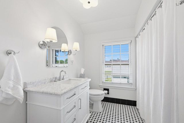 5835 N Lake DRIVE, Whitefish Bay, WI 53217