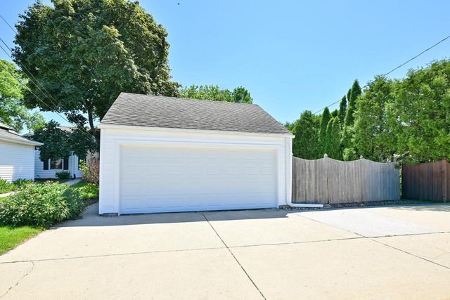 5835 N Lake DRIVE, Whitefish Bay, WI 53217