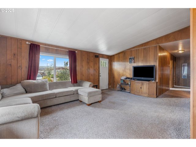 400 A St, Dallesport, WA 98617