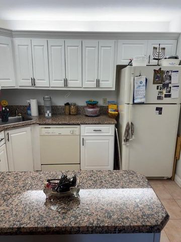 440 Pine Glen Lane B-1, Greenacres, FL 33463