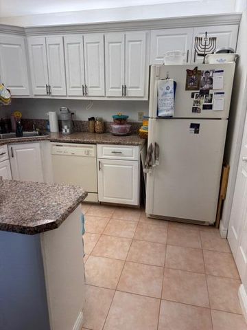 440 Pine Glen Lane B-1, Greenacres, FL 33463
