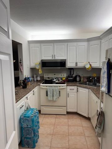 440 Pine Glen Lane B-1, Greenacres, FL 33463