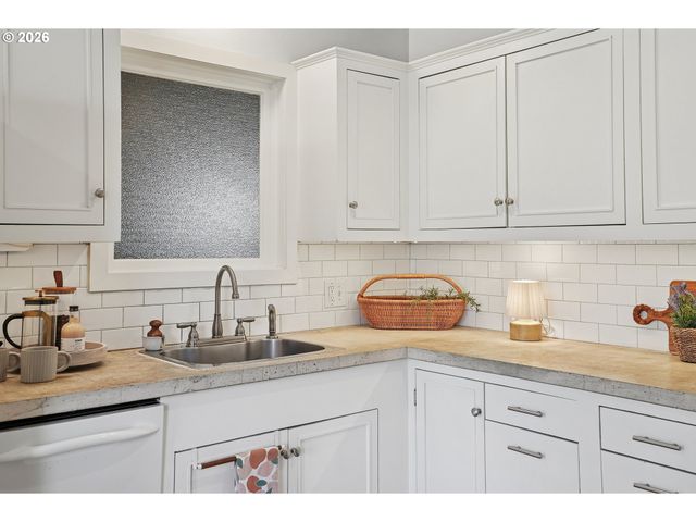 404 Ne 108TH Ave, Portland, OR 97220