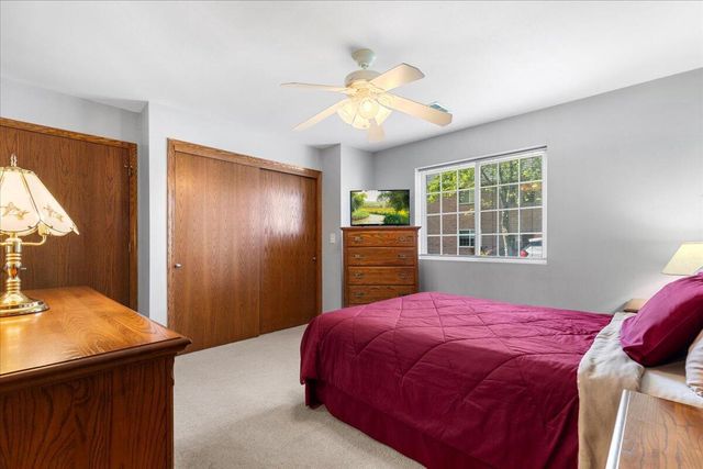 W241N2581 E Parkway Meadow CIRCLE #2, Pewaukee, WI 53072