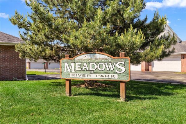 W241N2581 E Parkway Meadow CIRCLE #2, Pewaukee, WI 53072