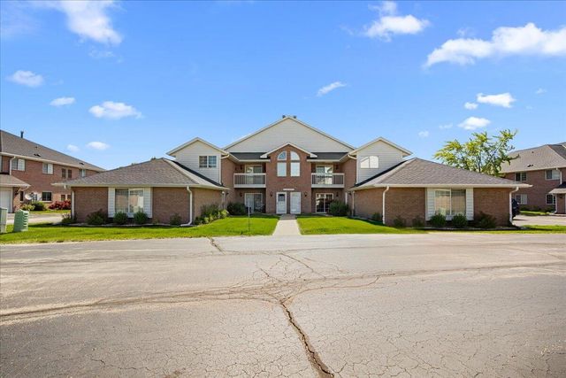 W241N2581 E Parkway Meadow CIRCLE #2, Pewaukee, WI 53072