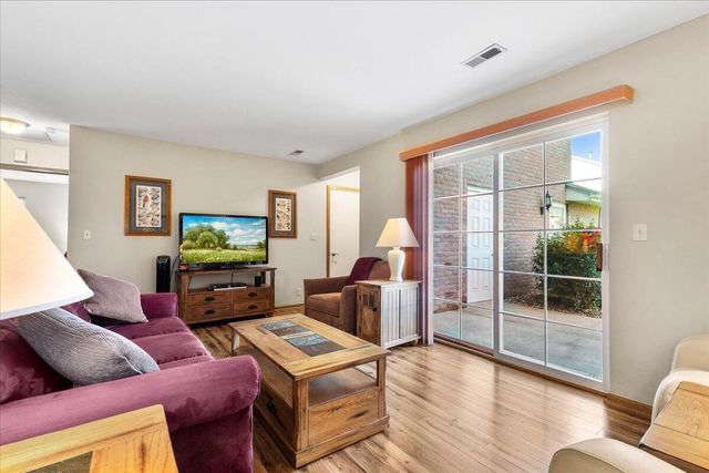 W241N2581 E Parkway Meadow CIRCLE #2, Pewaukee, WI 53072