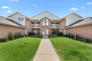 W241N2581 E Parkway Meadow CIRCLE #2, Pewaukee, WI 53072
