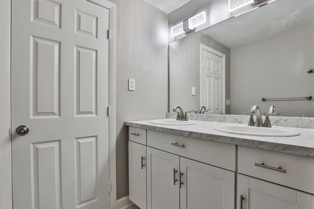 37 Cannongate III Road, Nashua, NH 03063