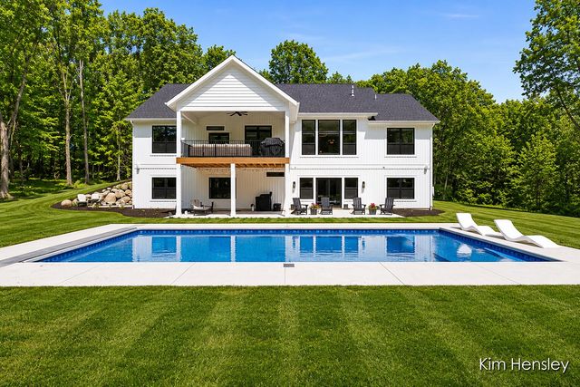 8571 Young Avenue NE, Rockford, MI 49341