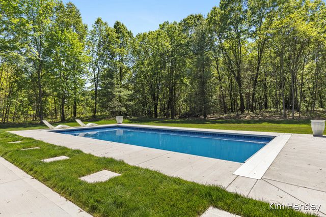 8571 Young Avenue NE, Rockford, MI 49341