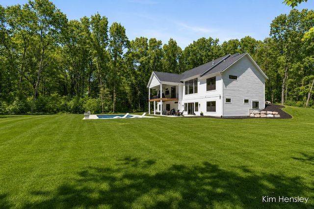 8571 Young Avenue NE, Rockford, MI 49341