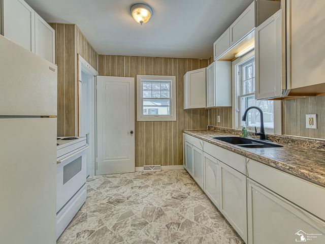 870 Bryant Avenue, Jackson, MI 49202