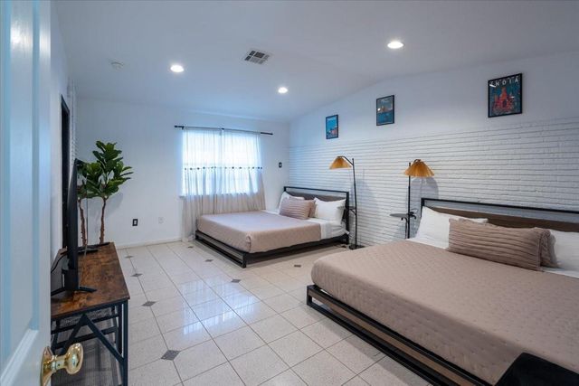 7916 Glenview Drive, Houston, TX 77061