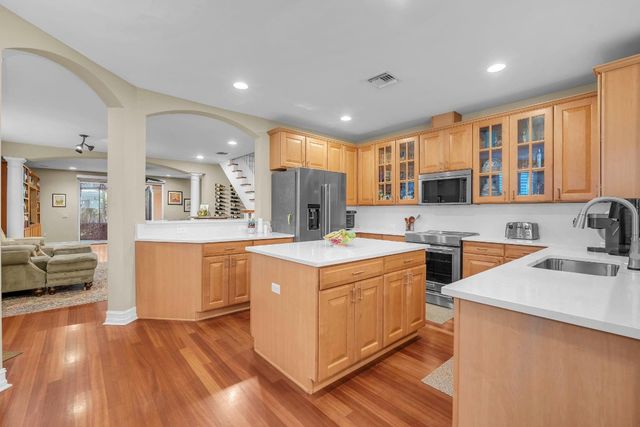 806 NE 16th Avenue, Fort Lauderdale, FL 33304