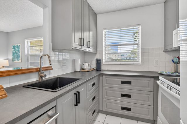 492 W Tilford W, Deerfield Beach, FL 33442