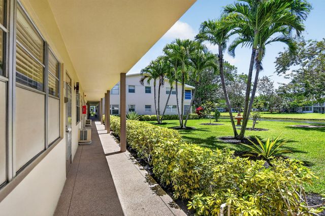 492 W Tilford W, Deerfield Beach, FL 33442
