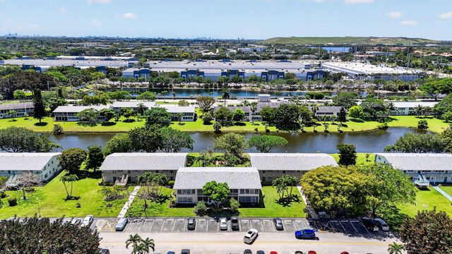 492 W Tilford W, Deerfield Beach, FL 33442