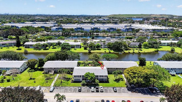 492 W Tilford W, Deerfield Beach, FL 33442