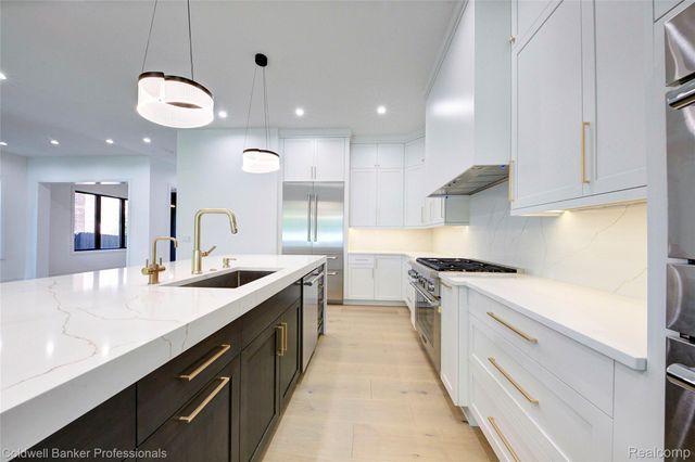 394 S Glenhurst Drive, Birmingham, MI 48009