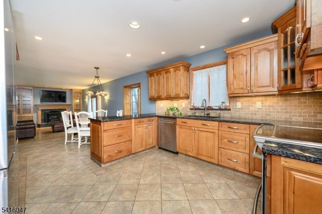 3 Tara Ct, Hardwick Twp., NJ 07825