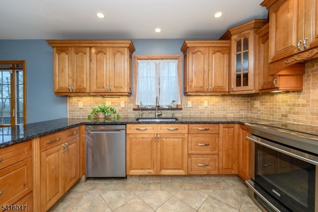 3 Tara Ct, Hardwick Twp., NJ 07825