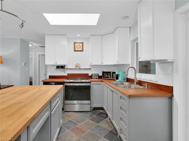 9144 7th ST, Naples, FL 34108