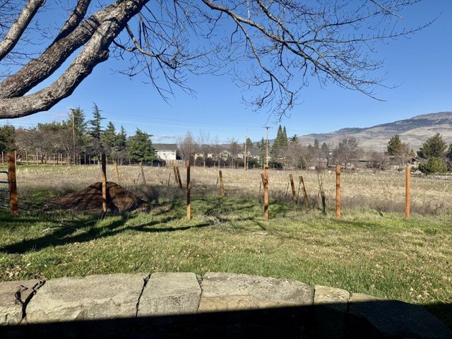 376 Crowson Road, Ashland, OR 97520