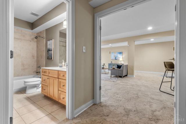 1046 Tuscany Place, Cincinnati, OH 45226