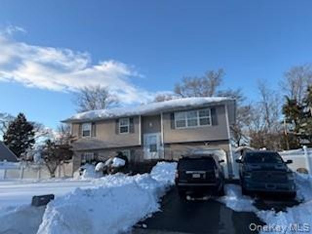 7 Horseshoe Drive, Holbrook, NY 11741