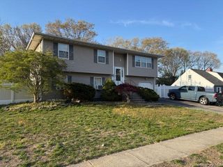 7 Horseshoe Drive, Holbrook, NY 11741