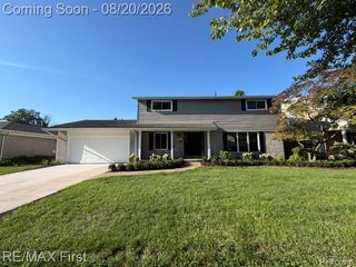 971 Canterbury Road, Grosse Pointe Woods, MI 48236
