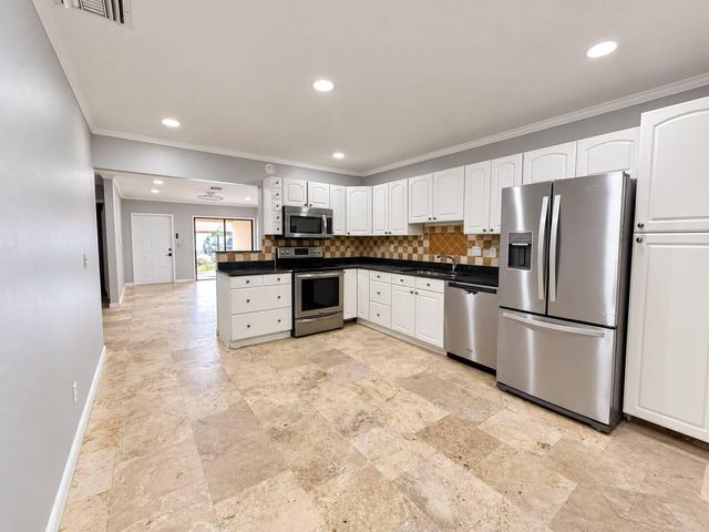 5933 FOREST HILL Boulevard 8, West Palm Beach, FL 33415