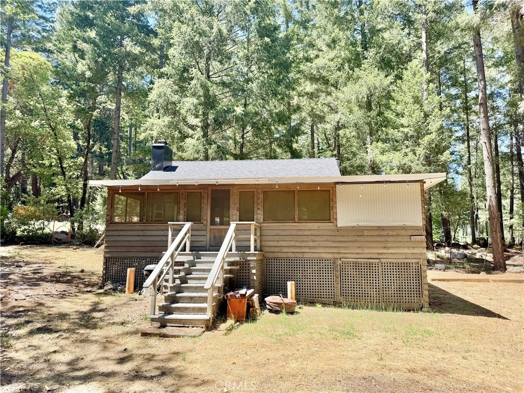 Image 2 of property listing at 9520 Oak Place, Cobb, CA 95426