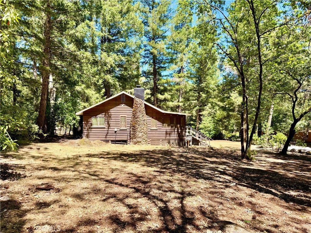 Image 3 of property listing at 9520 Oak Place, Cobb, CA 95426