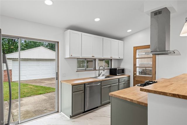 864 Wilder Avenue, Elyria, OH 44035