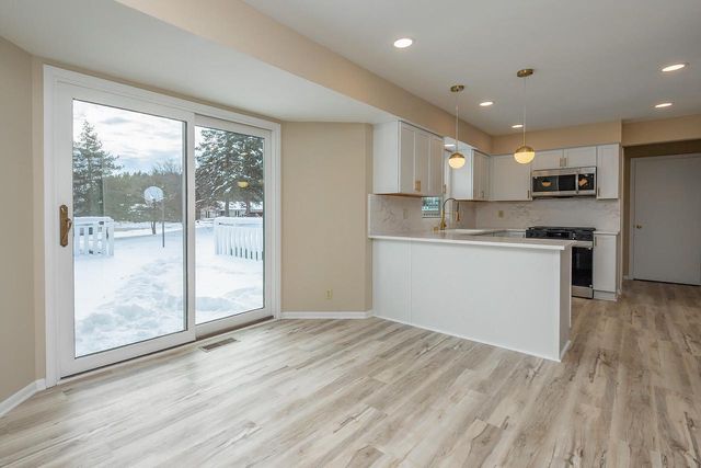 W233N6950 Salem DRIVE, Sussex, WI 53089