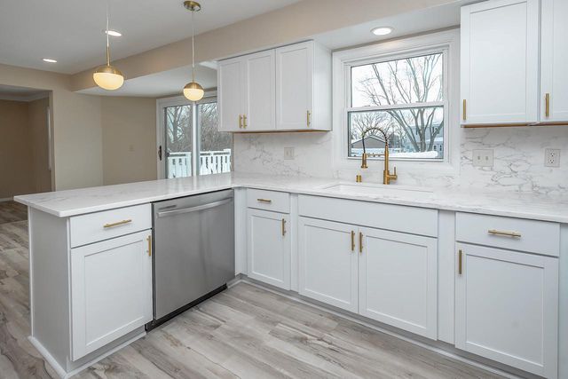 W233N6950 Salem DRIVE, Sussex, WI 53089